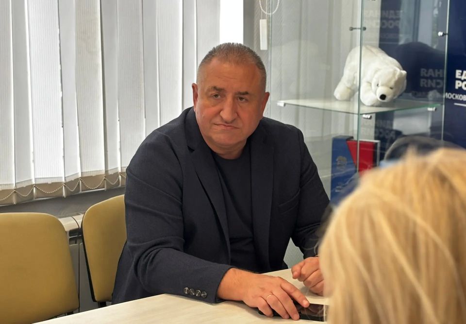 Алексей Малкин: Сегодня на заседании политсовета местного отделения Единой России вручил партийные билеты новым членам партии Алексей Малкин: Сегодня на заседании политсовета местного отделения Единой России вручил партийные билеты новым членам партии