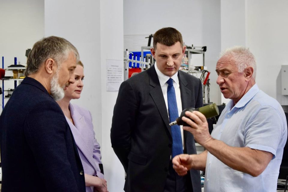 Продолжил свой день знакомством с заводом «Зенит» Продолжил свой день знакомством с заводом «Зенит»