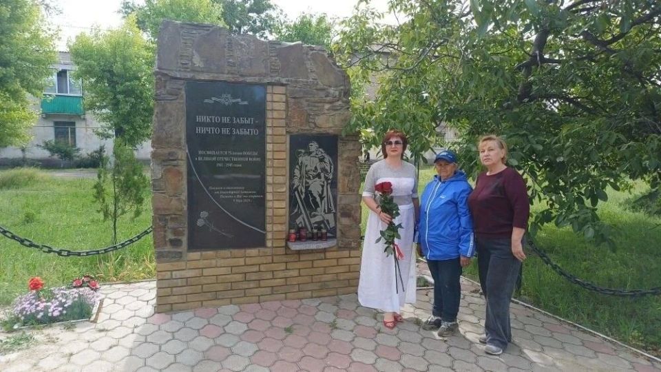 Память, которую бережём: единороссы благоустроили памятники в Дубовском Память, которую бережём: единороссы благоустроили памятники в Дубовском