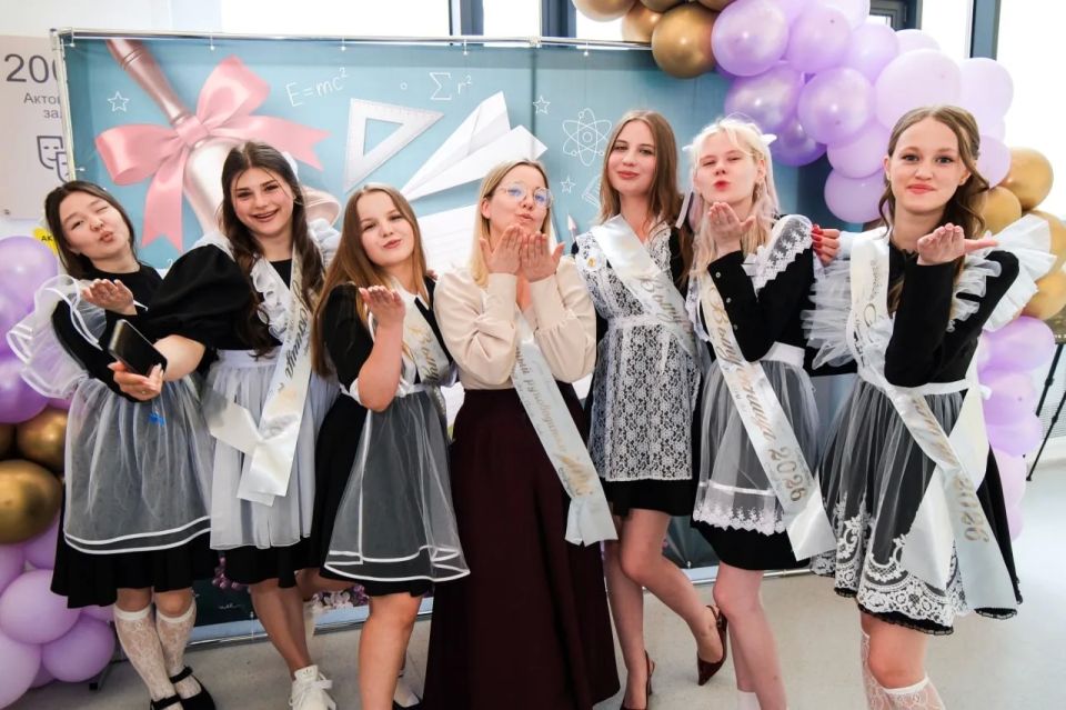 Вот и прозвенел последний звонок! Вот и прозвенел последний звонок!