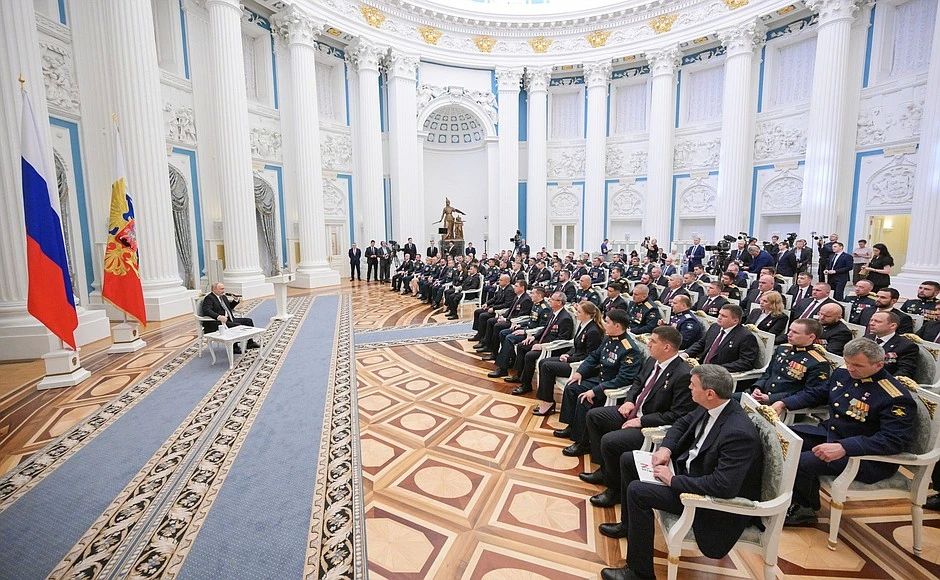 В Кремле прошла встреча с выпускниками президентской программы «Время героев» В Кремле прошла встреча с выпускниками президентской программы «Время героев»