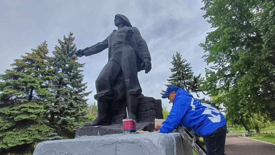 Память, которую бережём: единороссы благоустроили памятники в Дубовском Память, которую бережём: единороссы благоустроили памятники в Дубовском