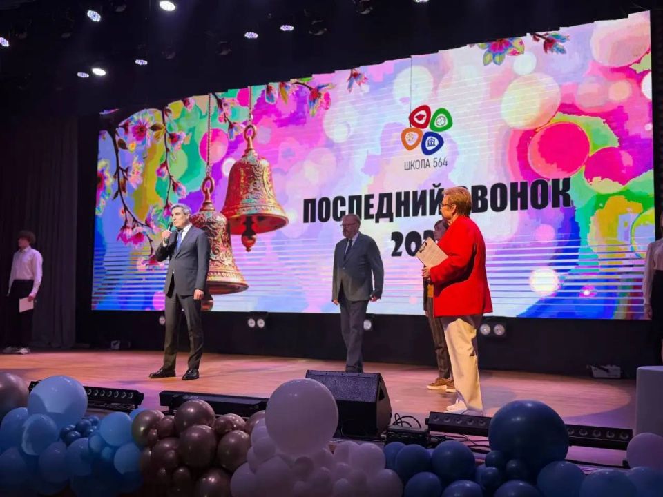 Виталий Милонов поздравил выпускников Адмиралтейского, Московского и Пушкинского районов Виталий Милонов поздравил выпускников Адмиралтейского, Московского и Пушкинского районов
