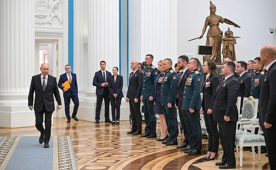 В Кремле прошла встреча с выпускниками президентской программы «Время героев» В Кремле прошла встреча с выпускниками президентской программы «Время героев»