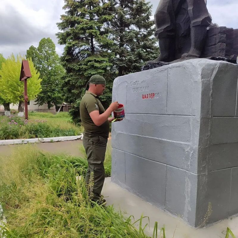 Память, которую бережём: единороссы благоустроили памятники в Дубовском Память, которую бережём: единороссы благоустроили памятники в Дубовском