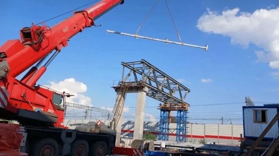 На второй опоре надземного пешеходного перехода в районе ЖК «Рублёвский» в Одинцове начали устраивать буронабивные сваи На второй опоре надземного пешеходного перехода в районе ЖК «Рублёвский» в Одинцове начали устраивать буронабивные сваи