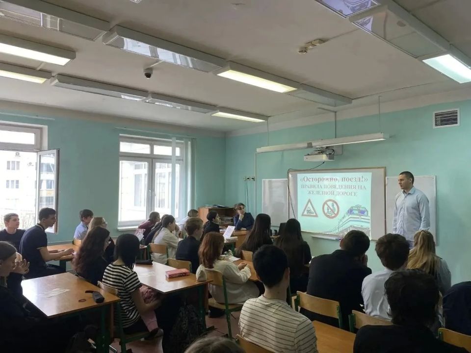 Летние каникулы не за горами, а значит, пора напомнить детям правила поведения на железной дороге