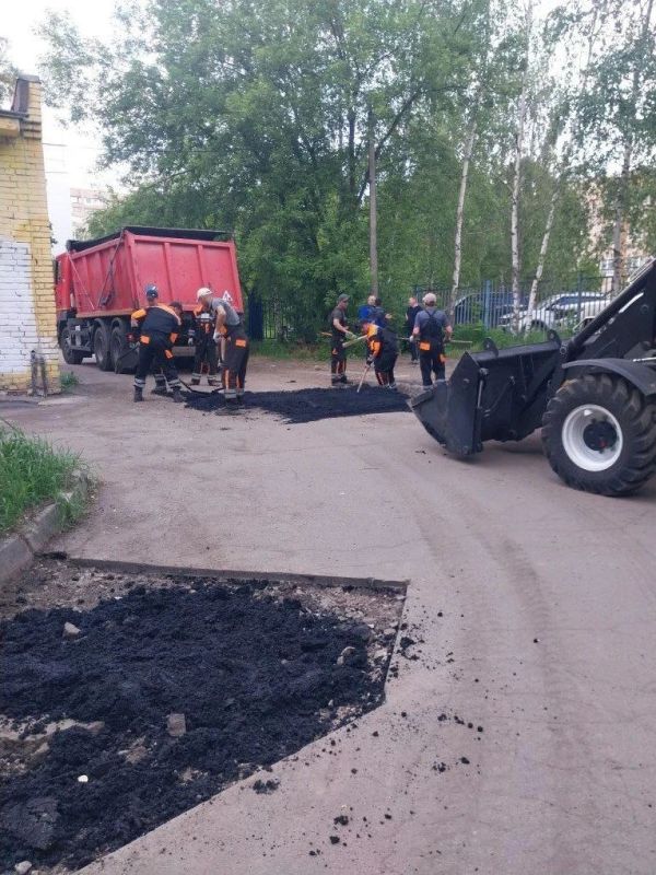 В городе продолжаются ремонтные работы по восстановлению дорожного полотна В городе продолжаются ремонтные работы по восстановлению дорожного полотна