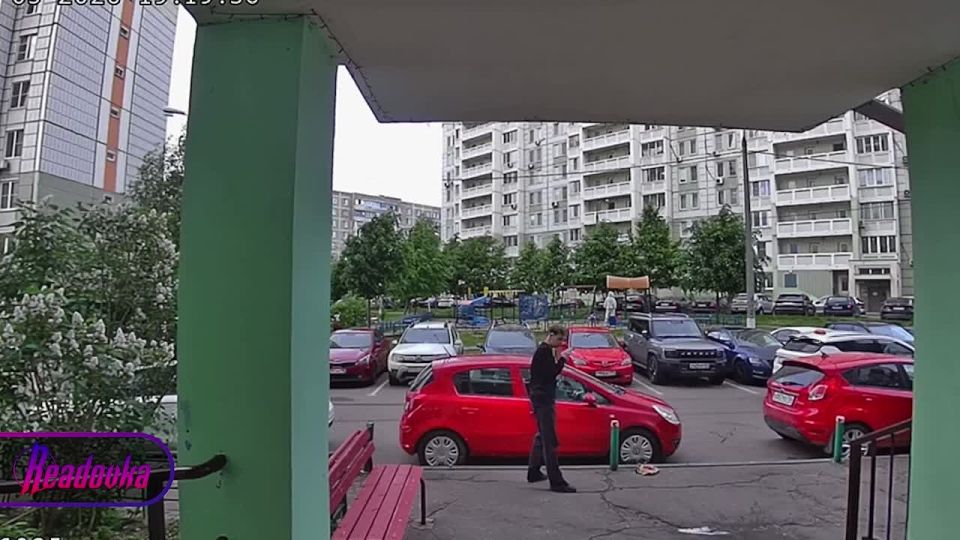 От пакетов с водой едва успел увернуться мужчина — их с высотки кидали школьники