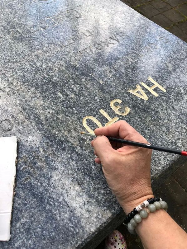 На мемориальном комплексе «Смерть фашизму» привели в порядок историческую доску На мемориальном комплексе «Смерть фашизму» привели в порядок историческую доску