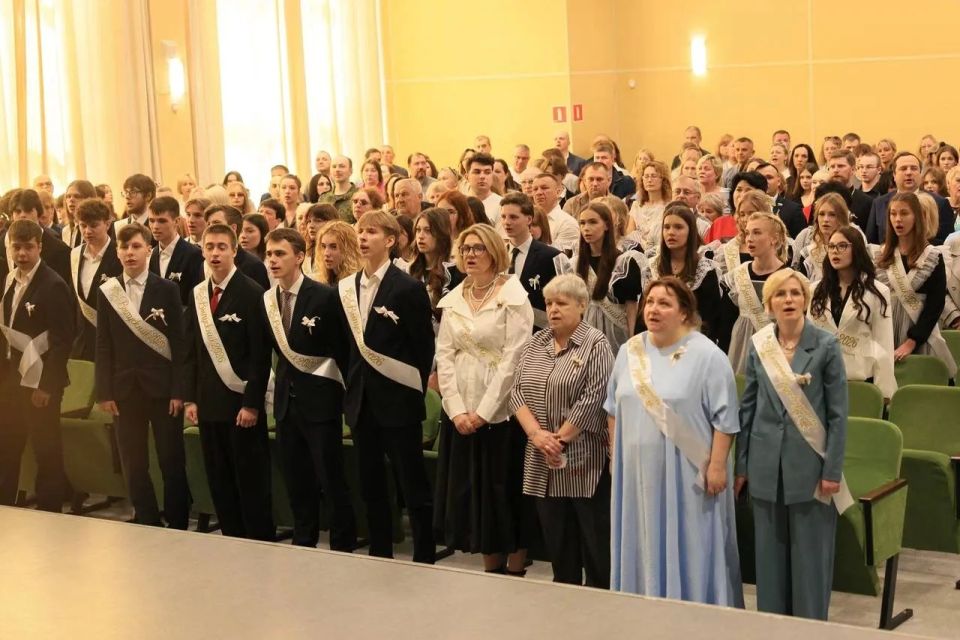 Игорь Трифонов: Сегодня для выпускников Королёва прозвенел последний звонок Игорь Трифонов: Сегодня для выпускников Королёва прозвенел последний звонок
