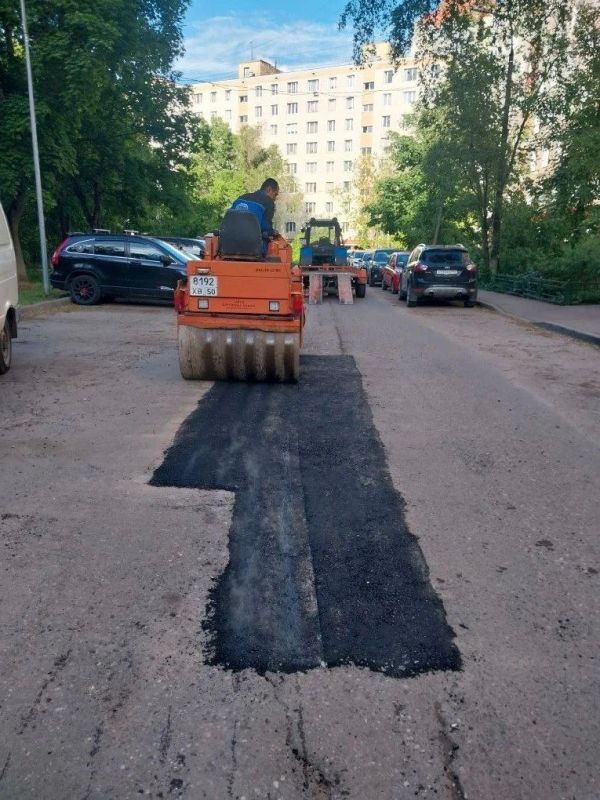 В городе продолжаются ремонтные работы по восстановлению дорожного полотна В городе продолжаются ремонтные работы по восстановлению дорожного полотна