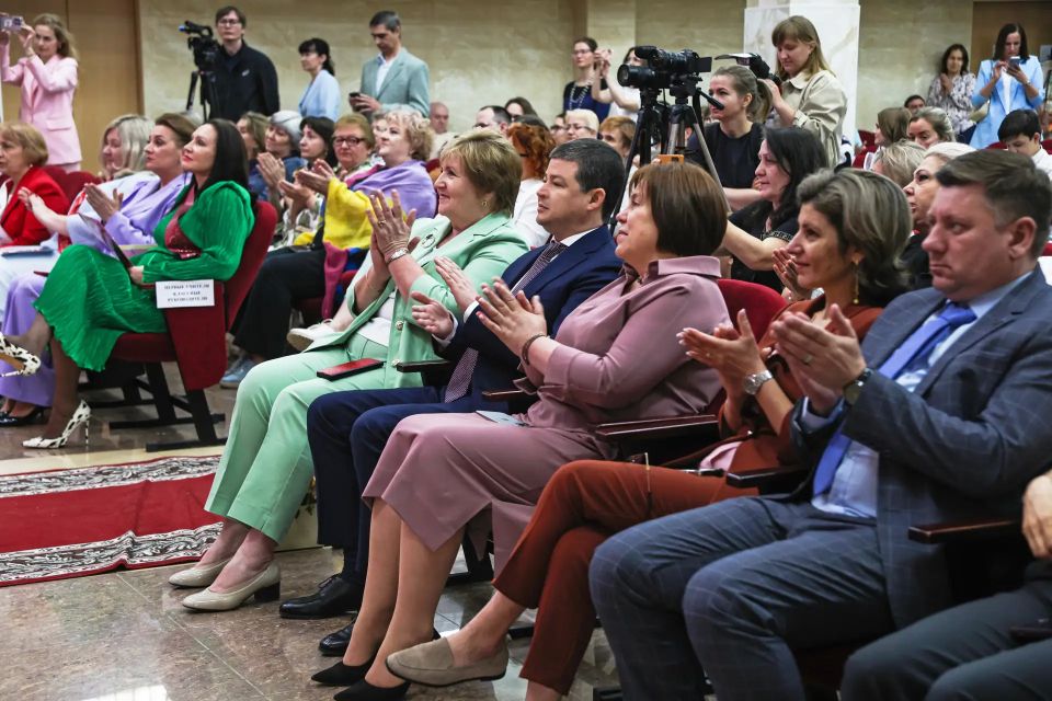 Глава Раменского округа поздравил выпускников гимназии с Последним звонком Глава Раменского округа поздравил выпускников гимназии с Последним звонком