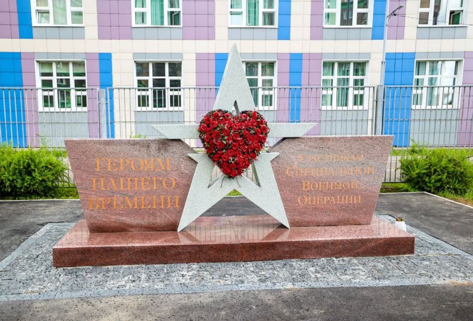 Дмитрий Волков: Отдавая дань уважения и памяти подвигу Героев, вместе с 11 «А» классом нашей школы «Мозаика», выпускницей и дочерью павшего бойца – Полиной и ее родными возложили цветы к мемориалу участников спецоперации Дмитрий Волков: Отдавая дань уважения и памяти подвигу Героев, вместе с 11 «А» классом нашей школы «Мозаика», выпускницей и дочерью павшего бойца – Полиной и ее родными возложили цветы к мемориалу участников спецоперации