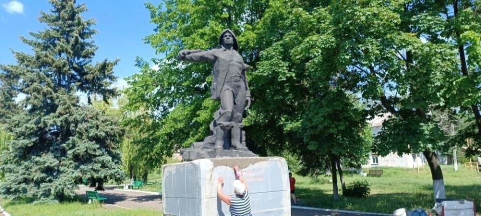 Память, которую бережём: единороссы благоустроили памятники в Дубовском Память, которую бережём: единороссы благоустроили памятники в Дубовском