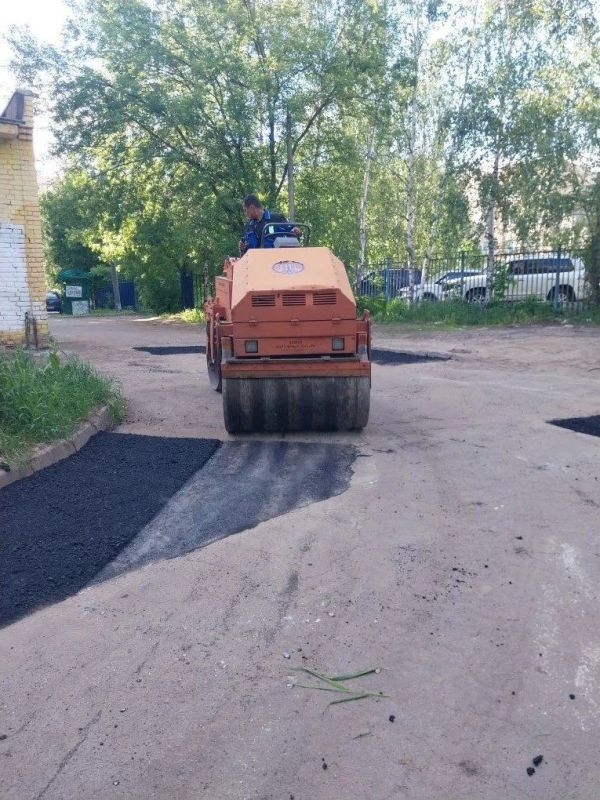 В городе продолжаются ремонтные работы по восстановлению дорожного полотна В городе продолжаются ремонтные работы по восстановлению дорожного полотна