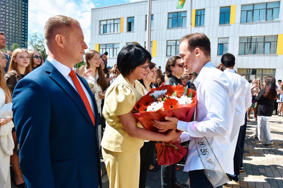 Во всех школах Пушкинского звучат Последние звонки Во всех школах Пушкинского звучат Последние звонки