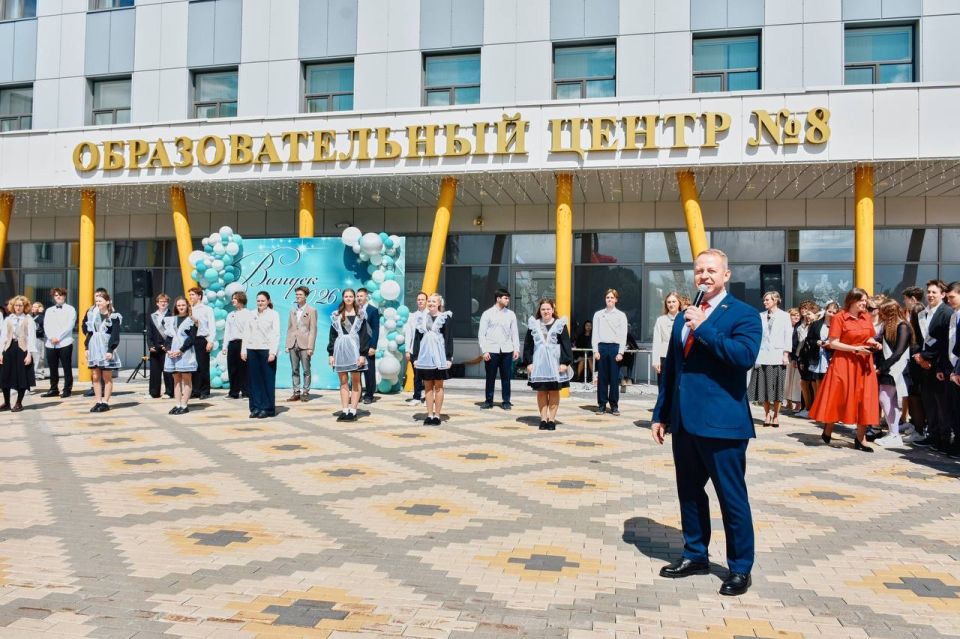 Во всех школах Пушкинского звучат Последние звонки Во всех школах Пушкинского звучат Последние звонки
