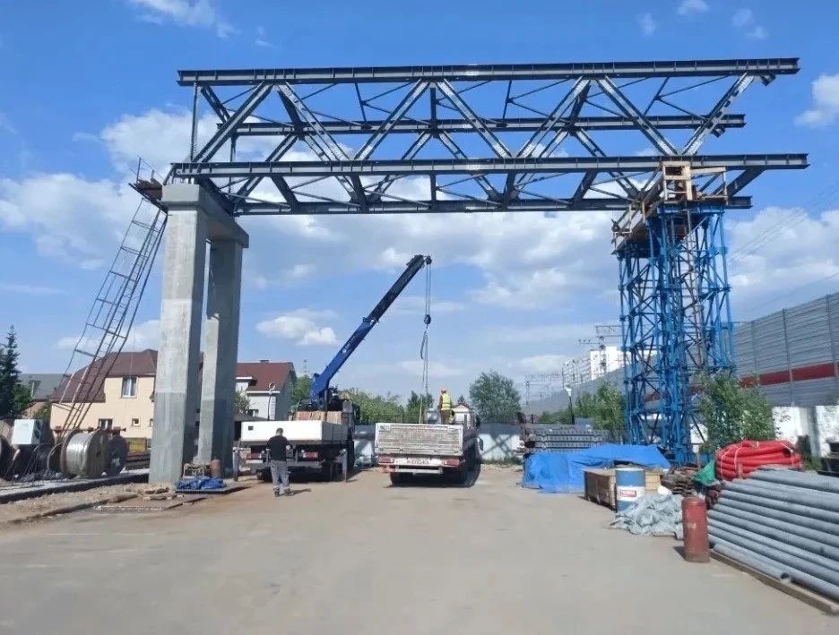 На второй опоре надземного пешеходного перехода в районе ЖК «Рублёвский» в Одинцове начали устраивать буронабивные сваи На второй опоре надземного пешеходного перехода в районе ЖК «Рублёвский» в Одинцове начали устраивать буронабивные сваи