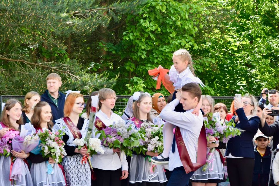 Последний звонок. Сегодня он звенит в каждой школе Богородского округа Последний звонок. Сегодня он звенит в каждой школе Богородского округа