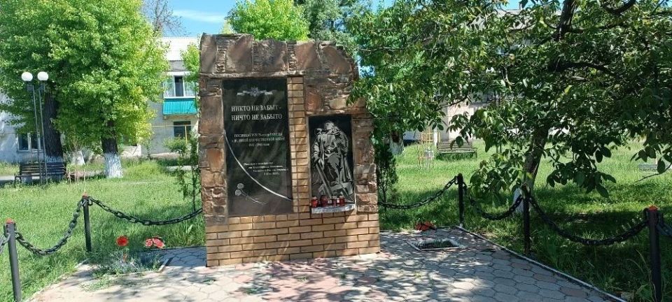 Память, которую бережём: единороссы благоустроили памятники в Дубовском Память, которую бережём: единороссы благоустроили памятники в Дубовском