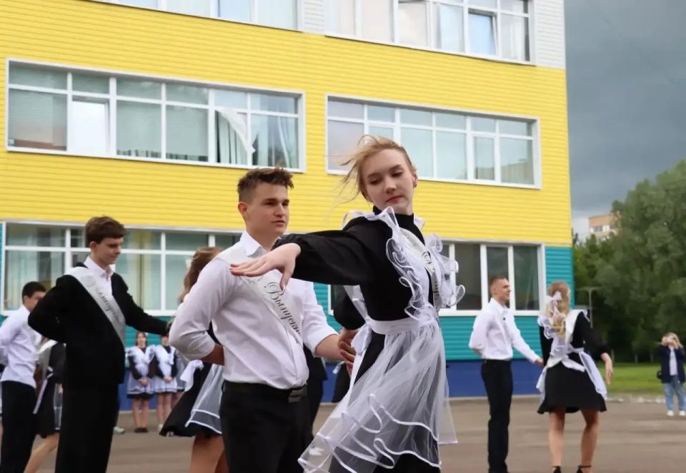 В школе №5 Ступино прозвенел последний звонок для одиннадцатиклассников В школе №5 Ступино прозвенел последний звонок для одиннадцатиклассников
