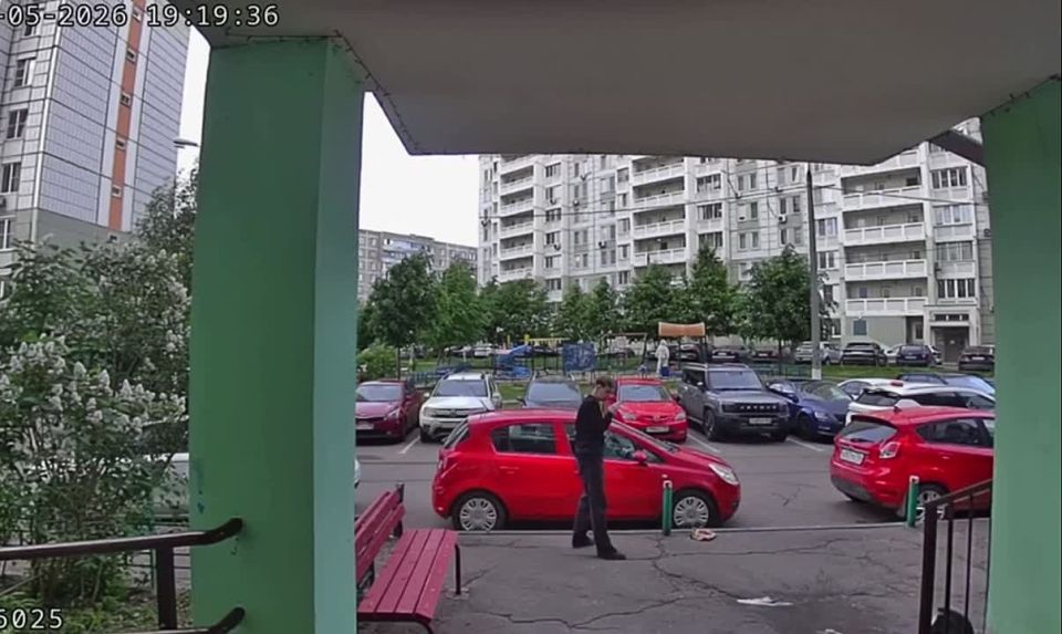 В подмосковном Подольске прохожий чуть не пострадал из-за сброшенных из окон многоэтажки пакетов с водой