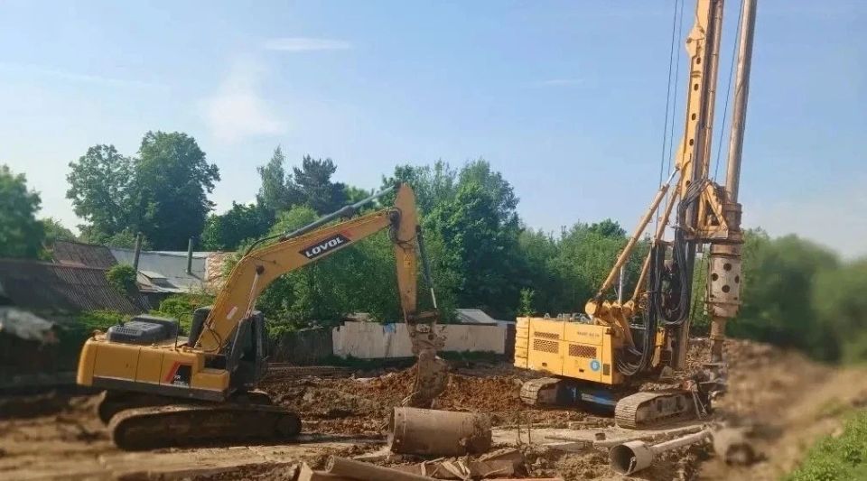 На второй опоре надземного пешеходного перехода в районе ЖК «Рублёвский» в Одинцове начали устраивать буронабивные сваи