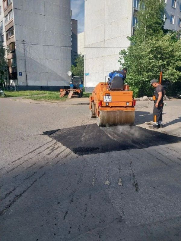 В городе продолжаются ремонтные работы по восстановлению дорожного полотна В городе продолжаются ремонтные работы по восстановлению дорожного полотна