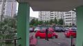Мужчина чуть не стал жертвой детских "забав" — несовершеннолетние сбрасывали "водяные бомбы" с многоэтажки в Подольске