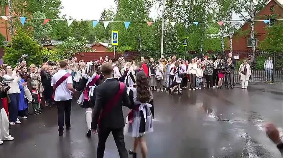 Во всех школах Пушкинского звучат Последние звонки