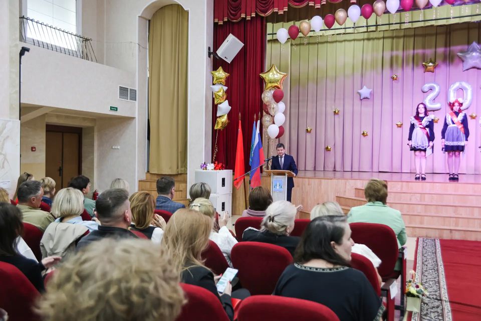 Глава Раменского округа поздравил выпускников гимназии с Последним звонком Глава Раменского округа поздравил выпускников гимназии с Последним звонком