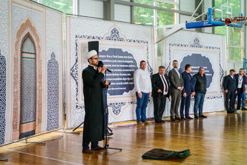 Тысячи верующих Химок приняли участие в утренней молитве в Курбан-байрам Тысячи верующих Химок приняли участие в утренней молитве в Курбан-байрам