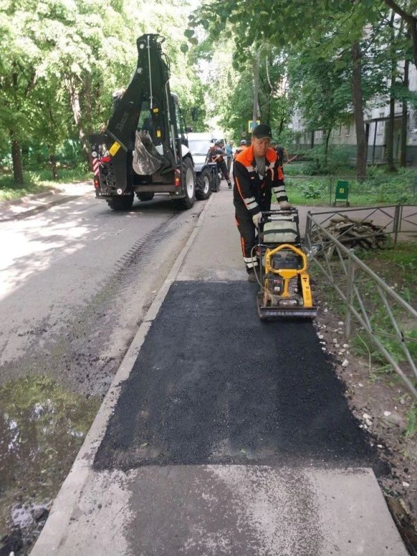 В городе продолжаются ремонтные работы по восстановлению дорожного полотна В городе продолжаются ремонтные работы по восстановлению дорожного полотна