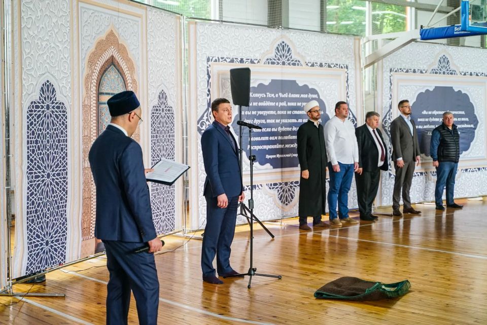 Тысячи верующих Химок приняли участие в утренней молитве в Курбан-байрам Тысячи верующих Химок приняли участие в утренней молитве в Курбан-байрам
