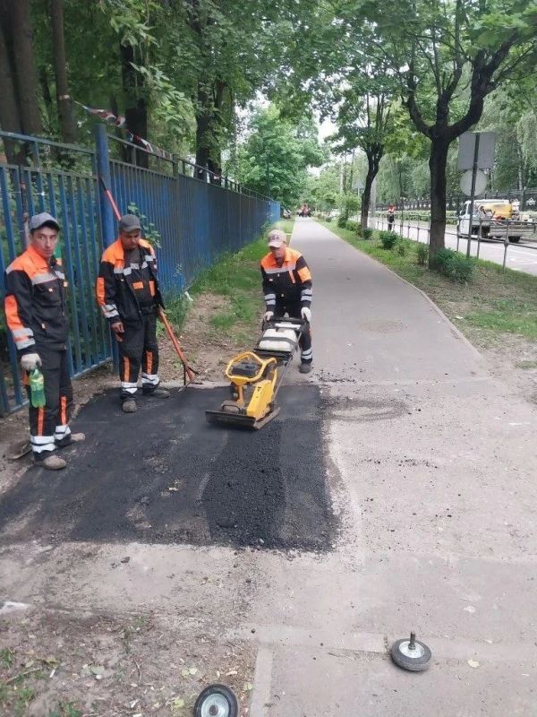 В городе продолжаются ремонтные работы по восстановлению дорожного полотна В городе продолжаются ремонтные работы по восстановлению дорожного полотна