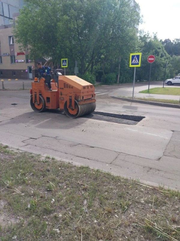 В городе продолжаются ремонтные работы по восстановлению дорожного полотна В городе продолжаются ремонтные работы по восстановлению дорожного полотна