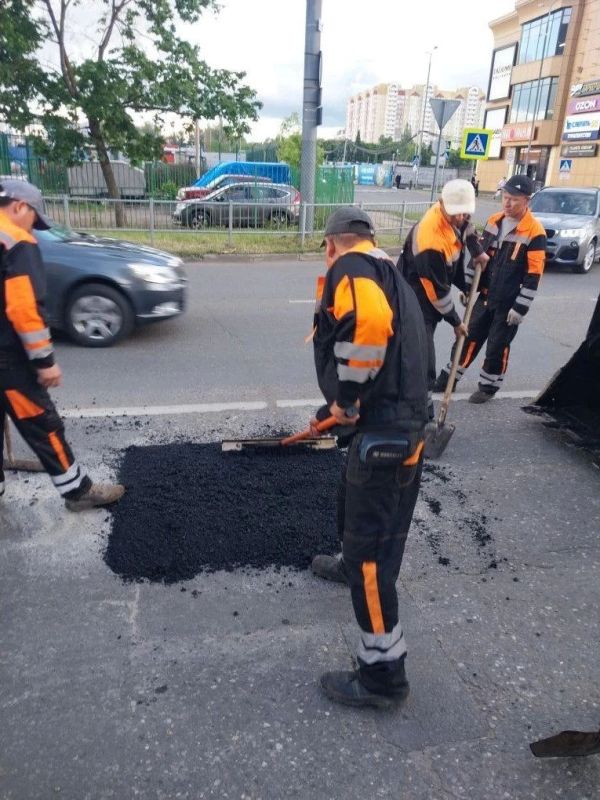 В городе продолжаются ремонтные работы по восстановлению дорожного полотна В городе продолжаются ремонтные работы по восстановлению дорожного полотна