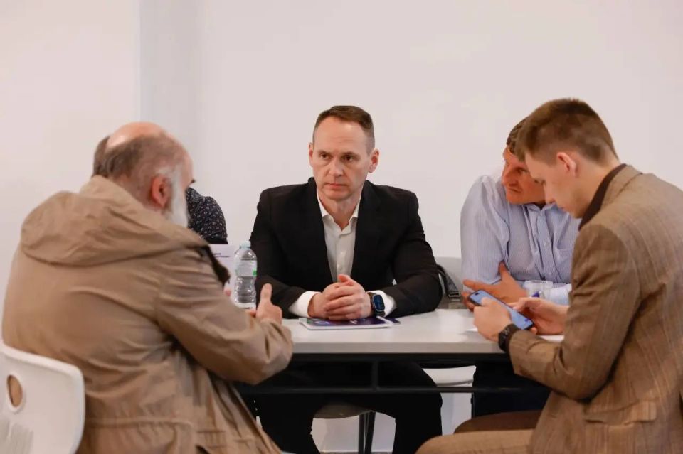 В образовательном центре «Лидер» прошла традиционная встреча с жителями в формате «выездной администрации» В образовательном центре «Лидер» прошла традиционная встреча с жителями в формате «выездной администрации»