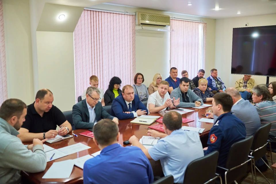 Михаил Собакин: В рамках часа по ЖКХ заслушал доклады профильных управлений, представителей управляющих компаний и ресурсоснабжающих организаций о подготовке к осенне-зимнему периоду Михаил Собакин: В рамках часа по ЖКХ заслушал доклады профильных управлений, представителей управляющих компаний и ресурсоснабжающих организаций о подготовке к осенне-зимнему периоду