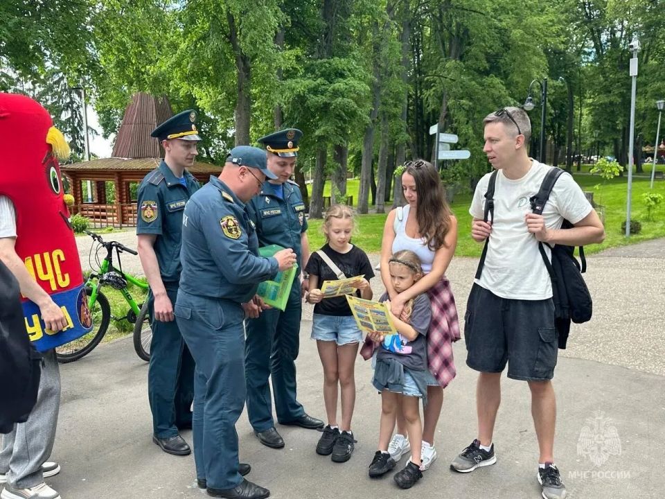 В Рузе сотрудники МЧС провели мероприятие в честь Дня подмосковных парков В Рузе сотрудники МЧС провели мероприятие в честь Дня подмосковных парков