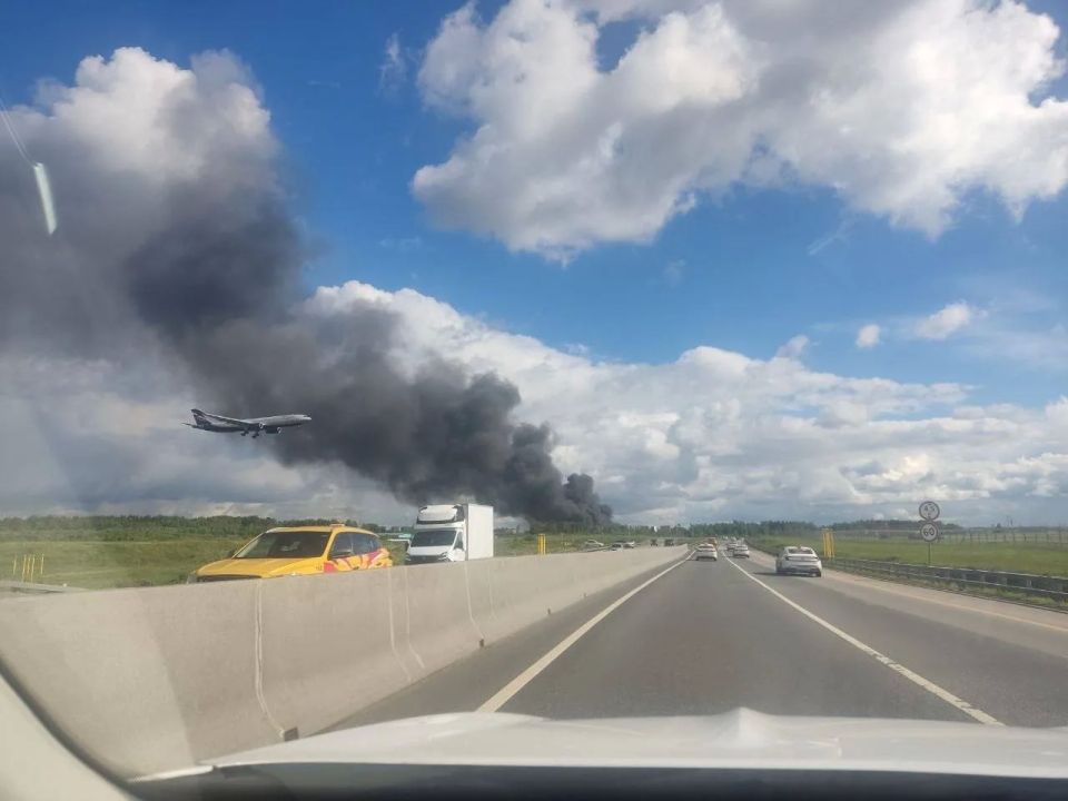 Площадь возгорания в Долгопрудном составляет 1200 квадратных метров, сообщил замглавы округа Алексей Новиченко