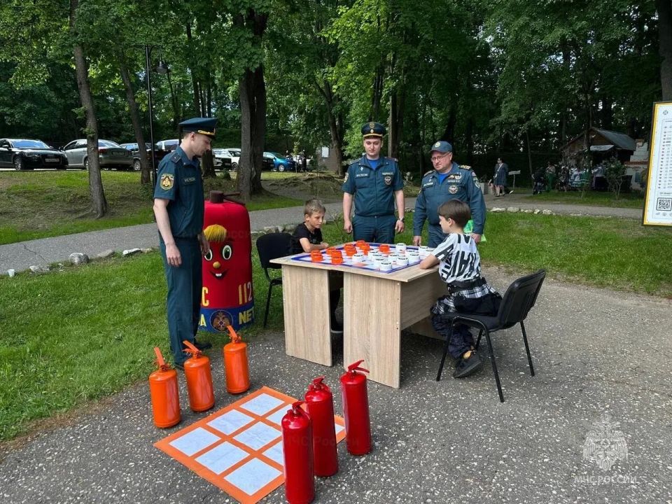 В Рузе сотрудники МЧС провели мероприятие в честь Дня подмосковных парков В Рузе сотрудники МЧС провели мероприятие в честь Дня подмосковных парков