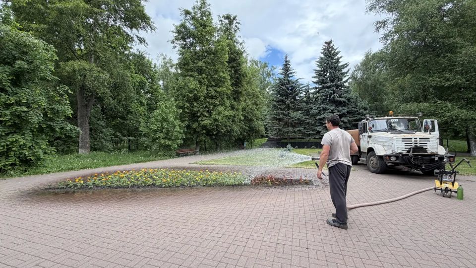 В сквере Победы в Дзержинском проходят работы по благоустройству и озеленению В сквере Победы в Дзержинском проходят работы по благоустройству и озеленению