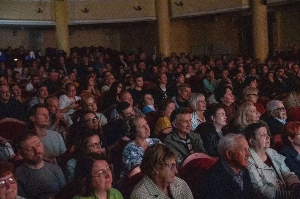 «Реникса» на «Мелиховской весне»: петербургский театр «Суббота» превратил чеховских сестер в пассажиров, застрявших на перроне «Реникса» на «Мелиховской весне»: петербургский театр «Суббота» превратил чеховских сестер в пассажиров, застрявших на перроне