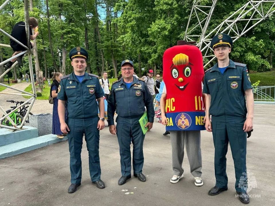 В Рузе сотрудники МЧС провели мероприятие в честь Дня подмосковных парков В Рузе сотрудники МЧС провели мероприятие в честь Дня подмосковных парков