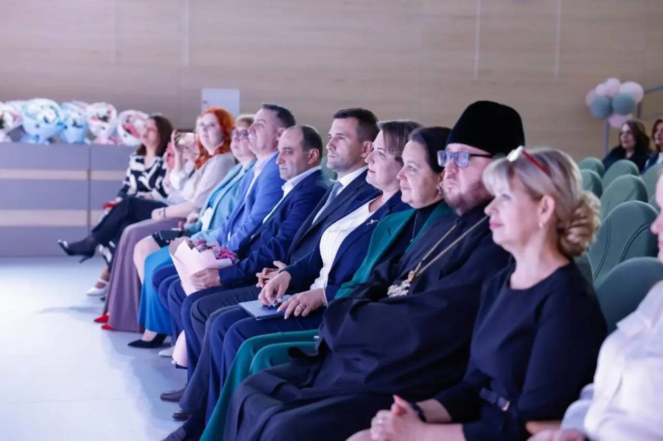 В Ленинском городском округе прошли торжественные линейки, посвященные последнему звонку В Ленинском городском округе прошли торжественные линейки, посвященные последнему звонку