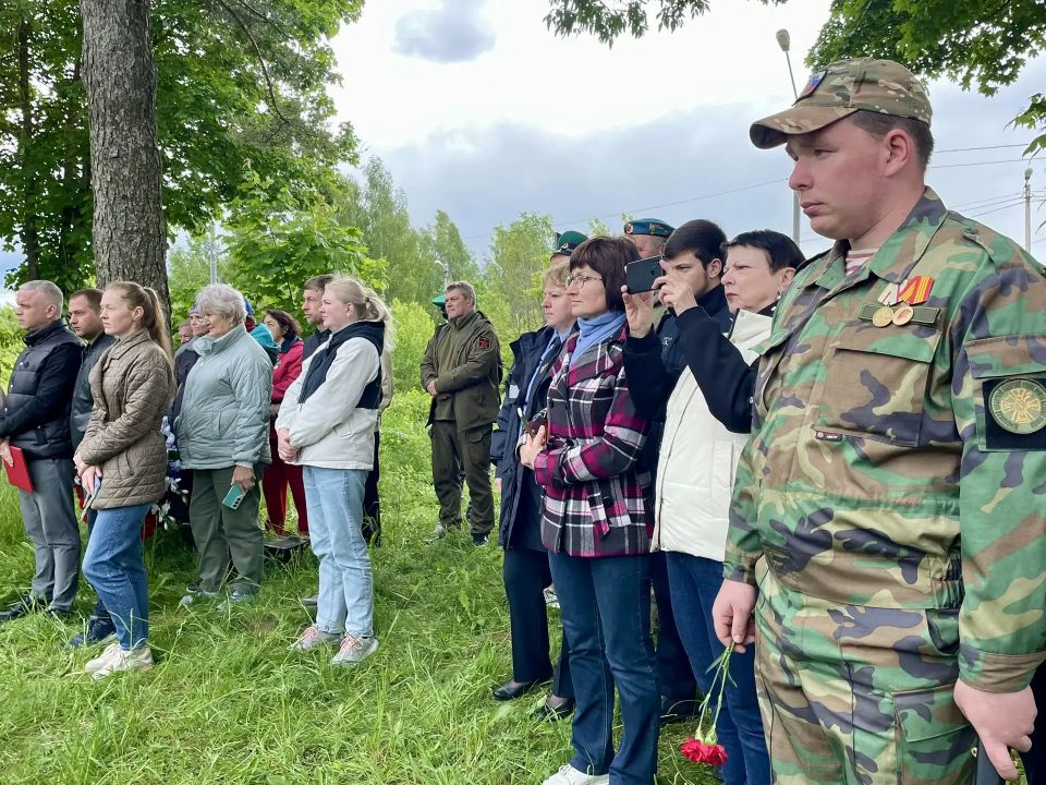 Сегодня в России чествуют всех, кто несёт службу на рубежах нашей страны: действующих пограничников, офицеров и ветеранов пограничной службы Сегодня в России чествуют всех, кто несёт службу на рубежах нашей страны: действующих пограничников, офицеров и ветеранов пограничной службы