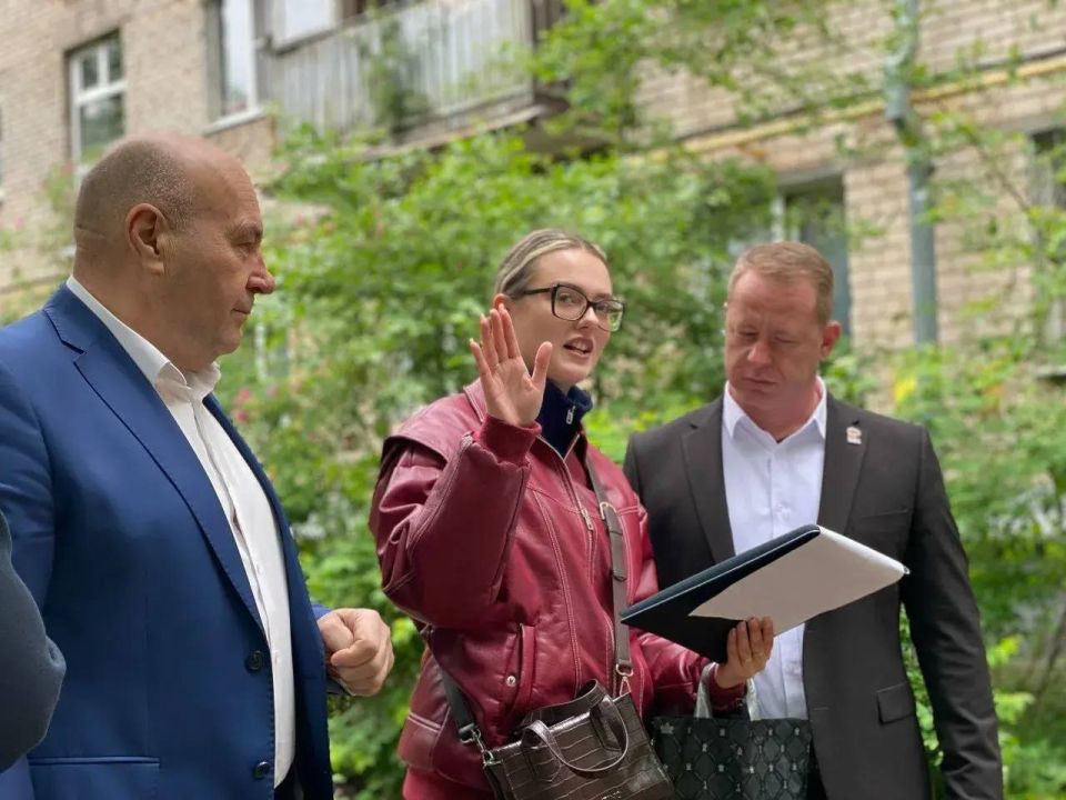 Сегодня председатель Совета депутатов округа Артём Садула и его заместитель Николай Михайлин посмотрели, как проходит комплексное благоустройство во дворе домов № 29, 29А, 31 и 33 на Московском проспекте Сегодня председатель Совета депутатов округа Артём Садула и его заместитель Николай Михайлин посмотрели, как проходит комплексное благоустройство во дворе домов № 29, 29А, 31 и 33 на Московском проспекте