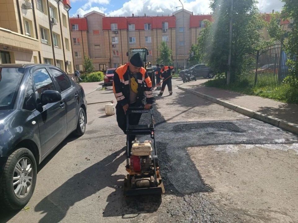 В городе продолжаются ремонтные работы по восстановлению дорожного полотна В городе продолжаются ремонтные работы по восстановлению дорожного полотна